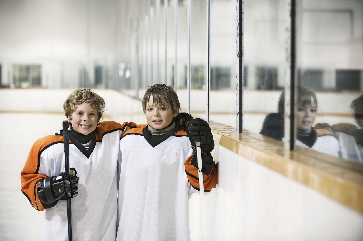 Hockey för barn skapar kamratsskap